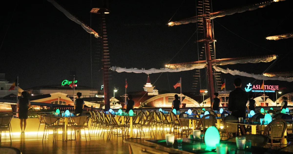 บรรยากาศที่นั่งชั้นดาดฟ้าของเรือบุฟเฟ่ต์เจ้าพระยาเดอะ แพลนเน็ต ครูซ